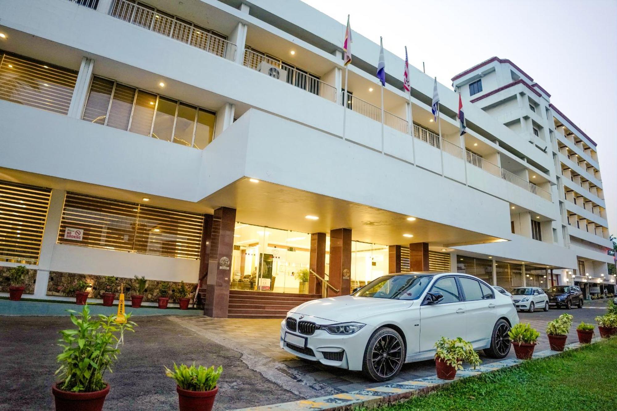 カジノ ホテルズ リミテッド Thrissur エクステリア 写真